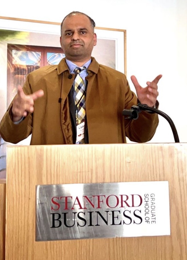 Vibhu Narwekar speaking at a Stanford Graduate School of Business lectern in 2023