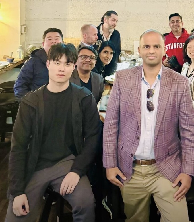 Vibhu Narwekar with Stanford students and alumni at a Jeffersonian dinner in 2025